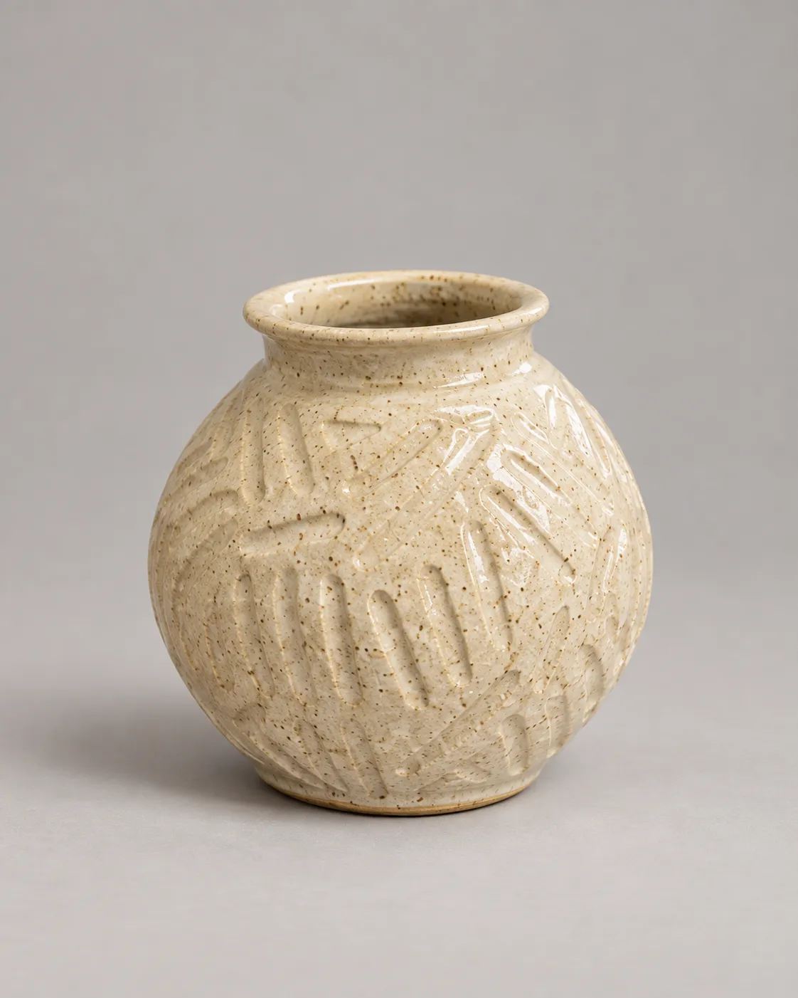 Round speckled cream vase with carved dash pattern